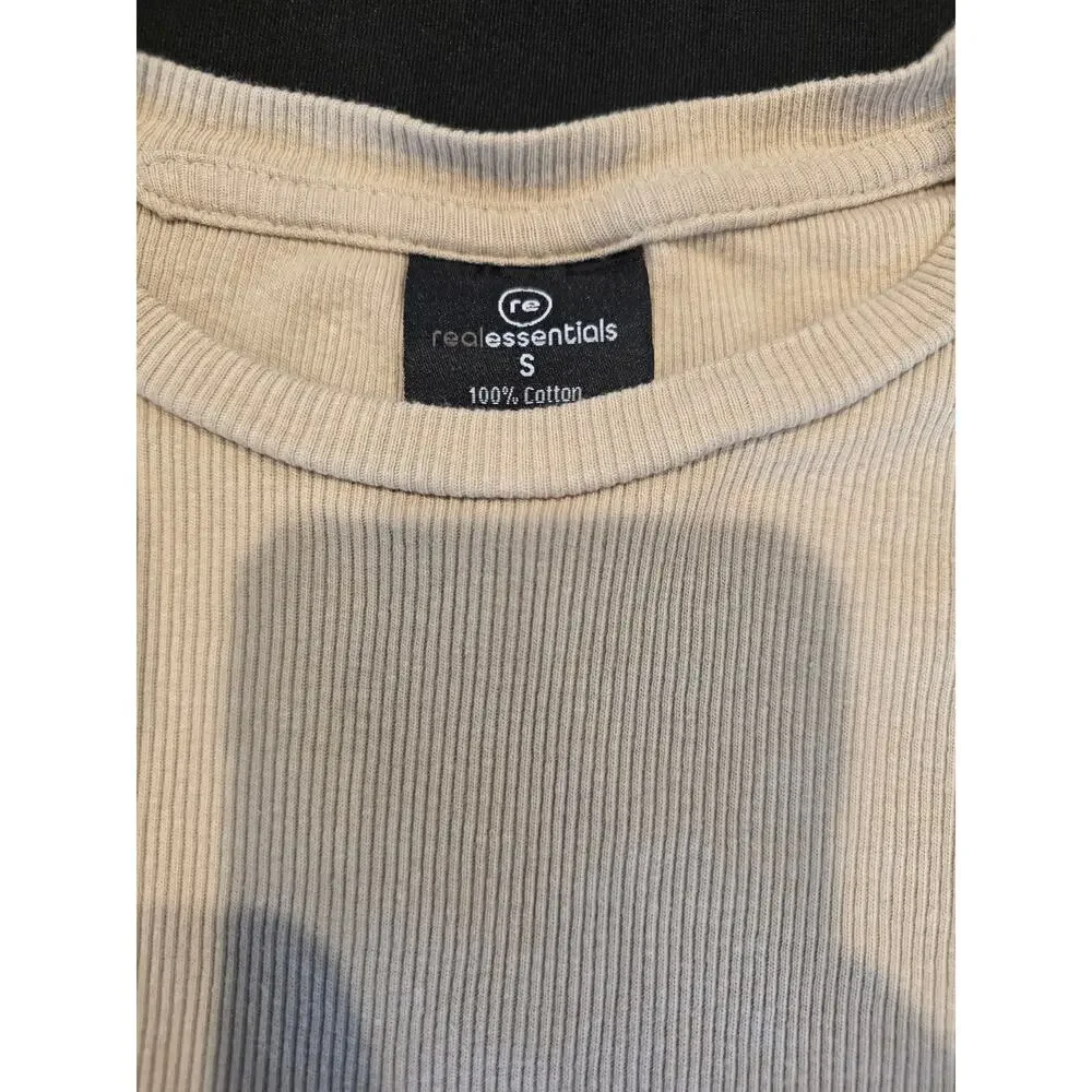 Real Essentials Kids shirt Size Small